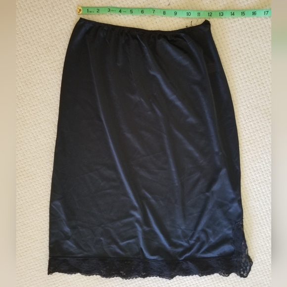 Bundles of pre-owned Woolite skirt slips. (3) total. Size M (8), 10-12, 18 - Picture 7 of 16